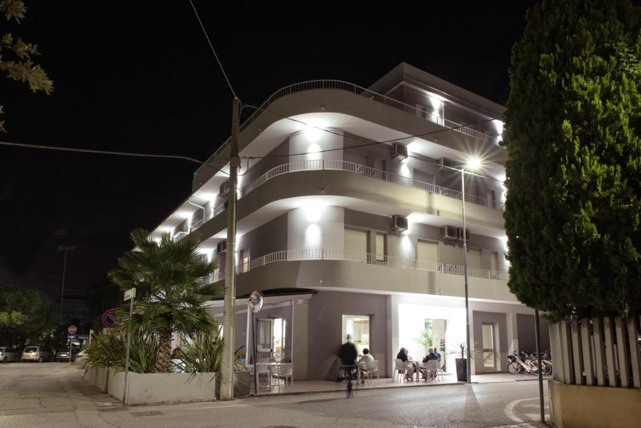 Adria Beach Hotel Alba Adriatica Eksteriør billede